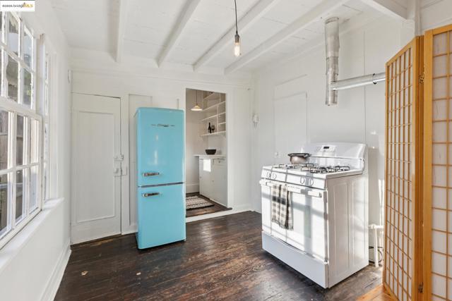 1532 Walnut St, Berkeley CA: https://media.crmls.org/mediaz/04dc6f45-819c-4c5f-b2d1-57c677d43c41.jpg