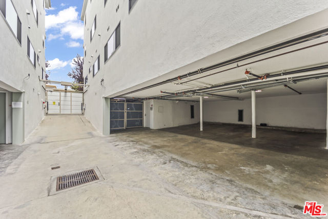 1254 9th Street, Santa Monica CA: https://media.crmls.org/mediaz/04dd6d37-94a9-41e4-8e2c-7311da2f64fb.jpg
