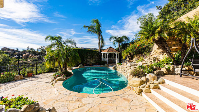 7449 Studio Road, Canoga Park CA: https://media.crmls.org/mediaz/04e06d8e-2d6e-4289-9138-fdcd65dadb44.jpg