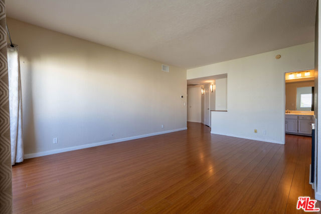 5135 Zelzah Avenue, 305 photo 16