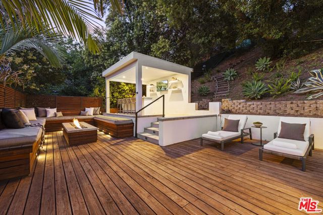 3873 Berry Drive, Studio City CA: https://media.crmls.org/mediaz/04e1c501-c2fb-4fe6-a37f-4e4e821139c4.jpg