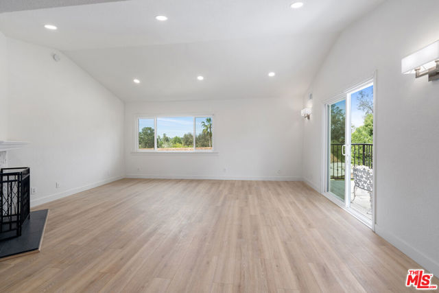 19555 Oxnard Street, Tarzana CA: https://media.crmls.org/mediaz/04e25bab-23ec-46ce-adb5-4f275c539e8f.jpg