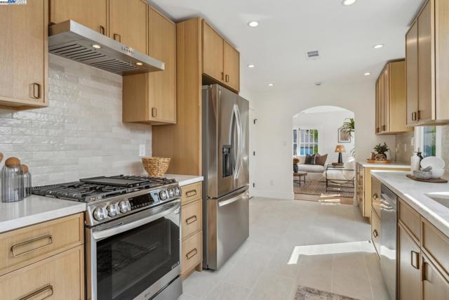 1129 WELLINGTON STREET, Oakland CA: https://media.crmls.org/mediaz/04e28c91-84cd-45f3-980d-7000c1254b96.jpg