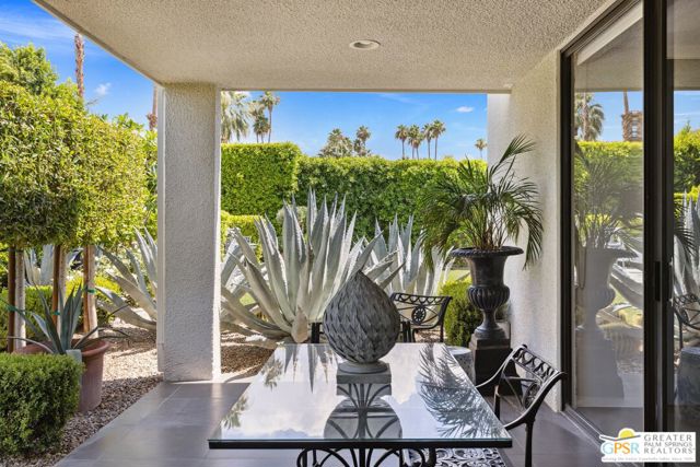 1860 Via Isla, Palm Springs CA: https://media.crmls.org/mediaz/04e2d391-ddef-4b80-a994-ea0a65d3e6ad.jpg
