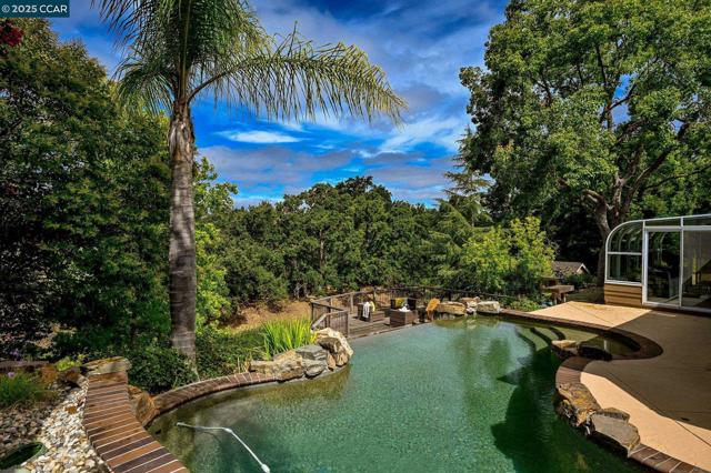 34 Willowview Ct, Danville CA: https://media.crmls.org/mediaz/04e36be5-b10b-43a4-aa6d-429ee4666ca7.jpg