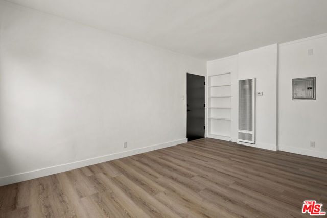 4723 Beverly Boulevard, Los Angeles CA: https://media.crmls.org/mediaz/04e370eb-276b-4b8e-a43d-94c0bd107cdd.jpg
