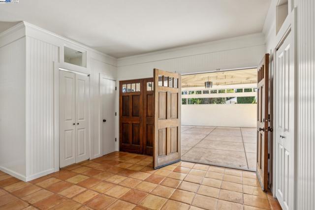 628 Saint Mary St, Pleasanton CA: https://media.crmls.org/mediaz/04e3a053-6ff7-423d-90bf-d4c16a4fd9f5.jpg