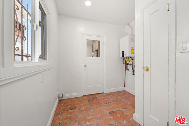 2939 Redondo Boulevard, Los Angeles CA: https://media.crmls.org/mediaz/04e3b4e4-a03b-4f4f-987e-4313a05cc7be.jpg