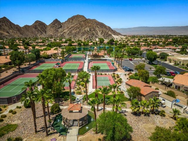 48245 Calle Floristas, La Quinta CA: https://media.crmls.org/mediaz/04e45dca-d38e-4b78-a3e7-f2bc6dabc5ae.jpg