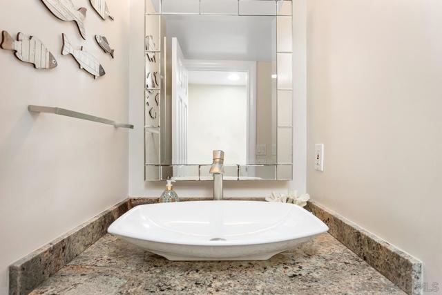 270 Surfview Ct, Del Mar CA: https://media.crmls.org/mediaz/04e574ad-410f-484e-bea5-dd7d617822f2.jpg