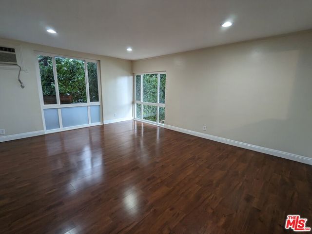 633 N Sweetzer Avenue, West Hollywood CA: https://media.crmls.org/mediaz/04e58468-6324-4361-870e-f19fc1a9b622.jpg