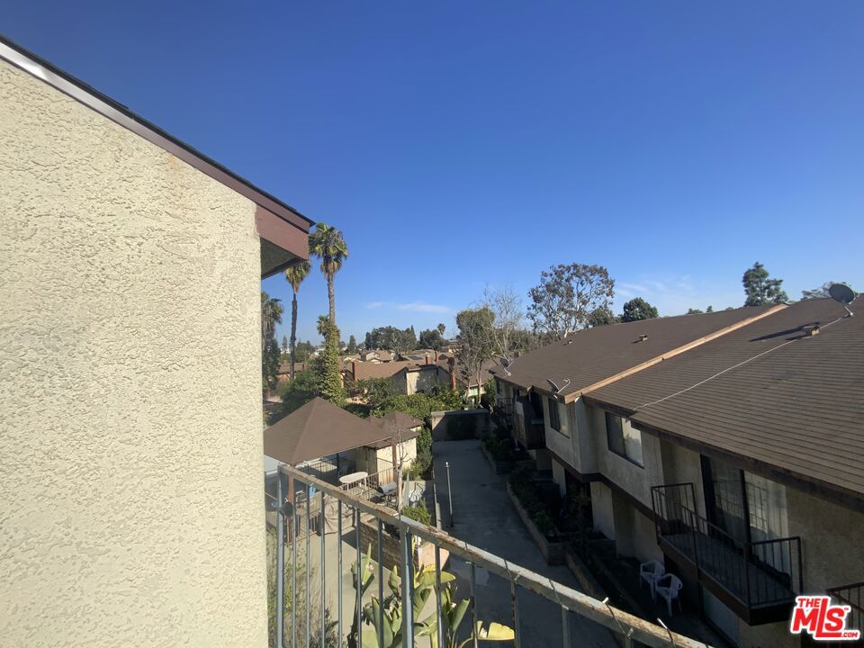 https://media.crmls.org/mediaz/04e5cdd9-8b0c-4946-bfb4-a75d2021ecae.jpg?preset=X-Large