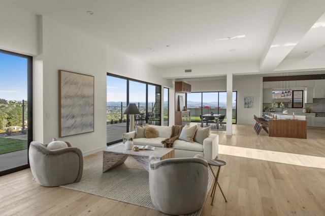 2448 Sagebrush Ct, La Jolla CA: https://media.crmls.org/mediaz/04e6cee7-6921-4da5-a15d-7e0a26d6b58e.jpg