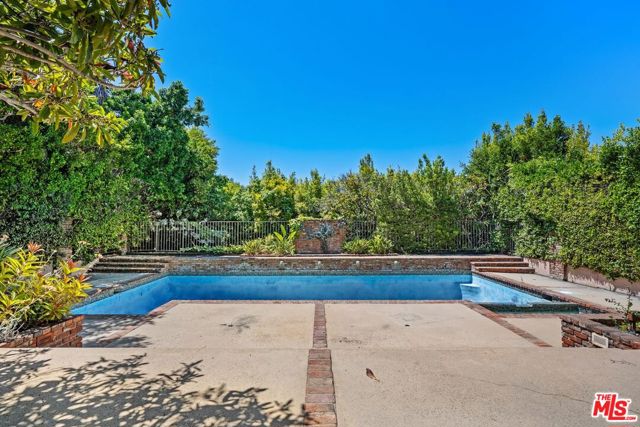 11450 Ayrshire Road, Los Angeles CA: https://media.crmls.org/mediaz/04e77523-1458-4a95-8294-cd8a65e972f3.jpg