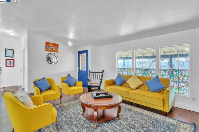 1170 Graceland Pl,  CA: https://media.crmls.org/mediaz/04e7e70d-3eed-48a4-be82-5c31f2f52690.jpg