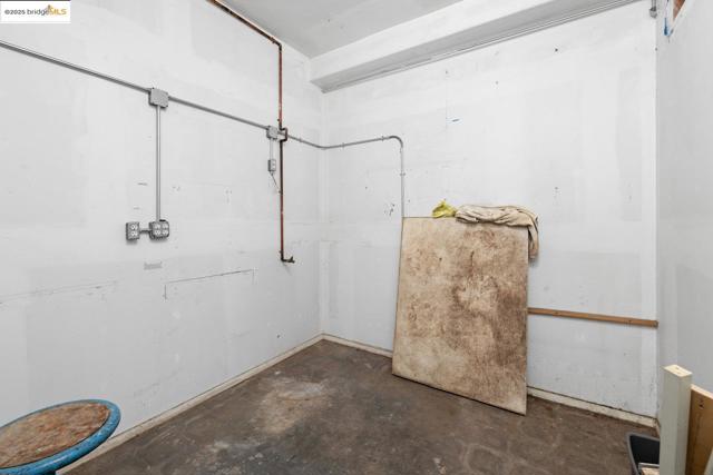 2331 San Pablo Ave, Berkeley CA: https://media.crmls.org/mediaz/04e9d630-1dcc-4fe3-a4b9-05627004fa88.jpg