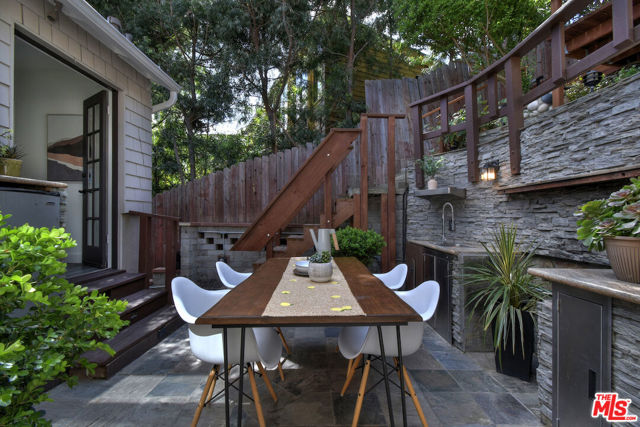 15200 Del Gado Drive, Sherman Oaks CA: https://media.crmls.org/mediaz/04eb2fc8-9f28-4afa-866f-f88f1c59e886.jpg