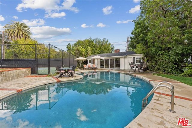 814 Foothill Road, Beverly Hills CA: https://media.crmls.org/mediaz/04ec88c9-deed-467e-a1ee-c8d331b50104.jpg