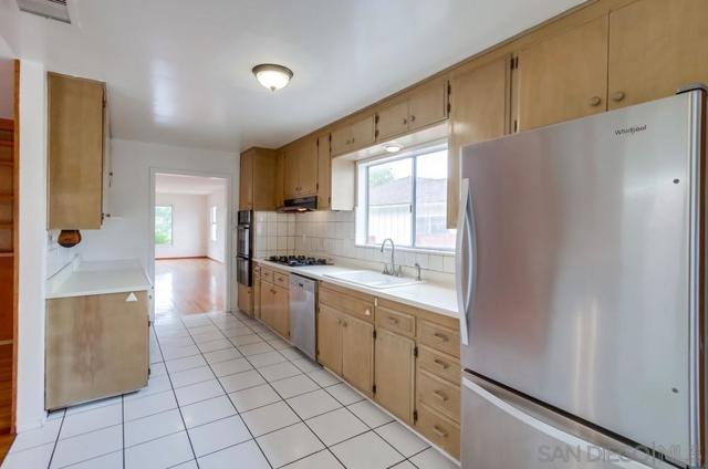 1354 Chalcedony St, San Diego CA: https://media.crmls.org/mediaz/04ed00d9-015c-4ae6-a2d2-5ffe58994339.jpg