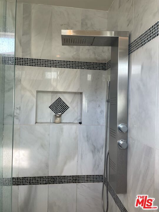 547 Brooks Avenue, Venice CA: https://media.crmls.org/mediaz/04edb339-bc08-40e3-b788-52834e968d30.jpg