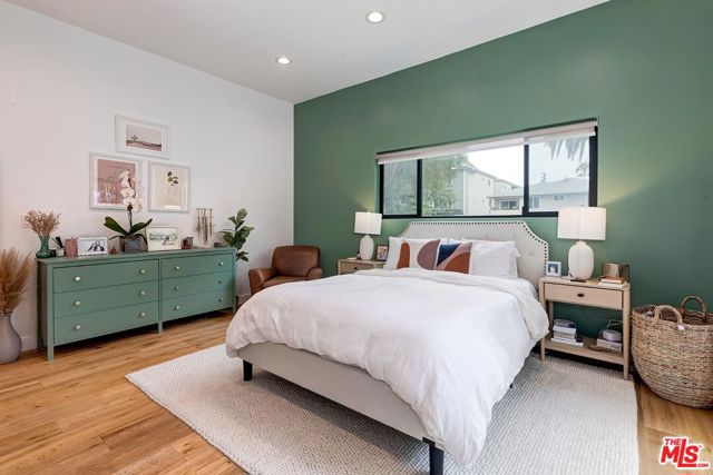 1131 12th Street, Santa Monica CA: https://media.crmls.org/mediaz/04edb562-b3aa-4aa5-95b3-329b6918cfec.jpg