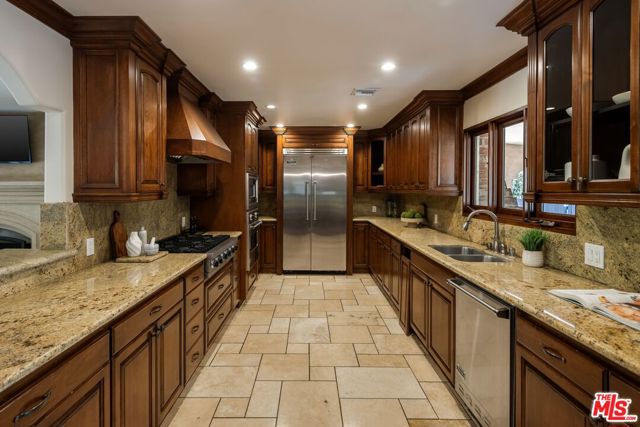 13800 Erwin Street photo 6