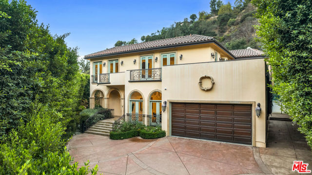 1447 San Ysidro Drive, Beverly Hills CA: https://media.crmls.org/mediaz/04ee7f07-dba7-4839-b350-f7e5143b3a45.jpg