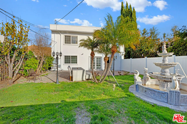 1131 S Swall Drive, Los Angeles CA: https://media.crmls.org/mediaz/04eedced-e9ba-4152-89c4-9befa4ef827f.jpg