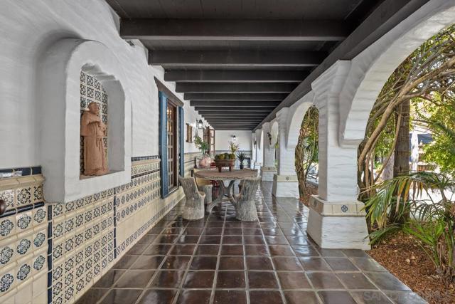17507 Los Morros, Rancho Santa Fe CA: https://media.crmls.org/mediaz/04eef148-5ffa-4725-aca8-0037f104a04b.jpg