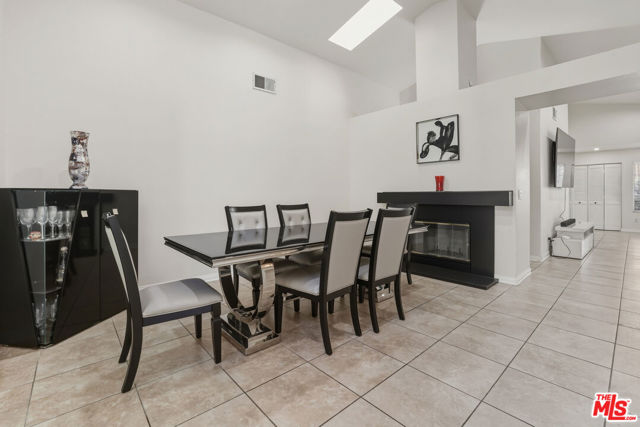 2538 Lowell Court, Simi Valley CA: https://media.crmls.org/mediaz/04ef8fb7-cc5b-4578-9cb3-86c1195fdd24.jpg