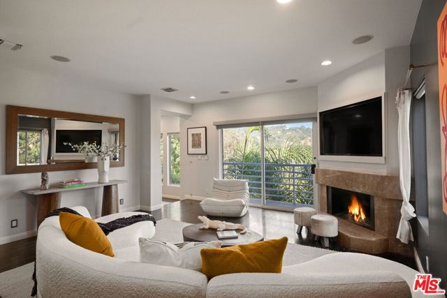 3275 N Knoll Drive, Los Angeles CA: https://media.crmls.org/mediaz/04efd475-ae46-421f-a07b-c565d5a65ce4.jpg