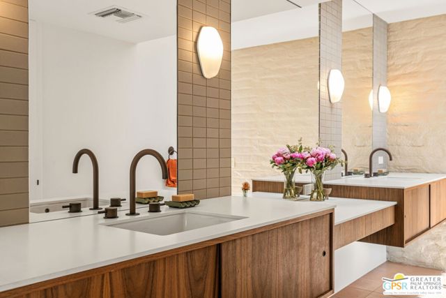 695 N Camino Real, Palm Springs CA: https://media.crmls.org/mediaz/04f05c44-6bcf-4f42-9b48-1d8c8f22fa39.jpg