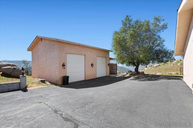 20403 Rancho Villa Rd, Ramona CA: https://media.crmls.org/mediaz/04f08aac-7430-4a9e-9ae4-2ac1e1b788d1.jpg