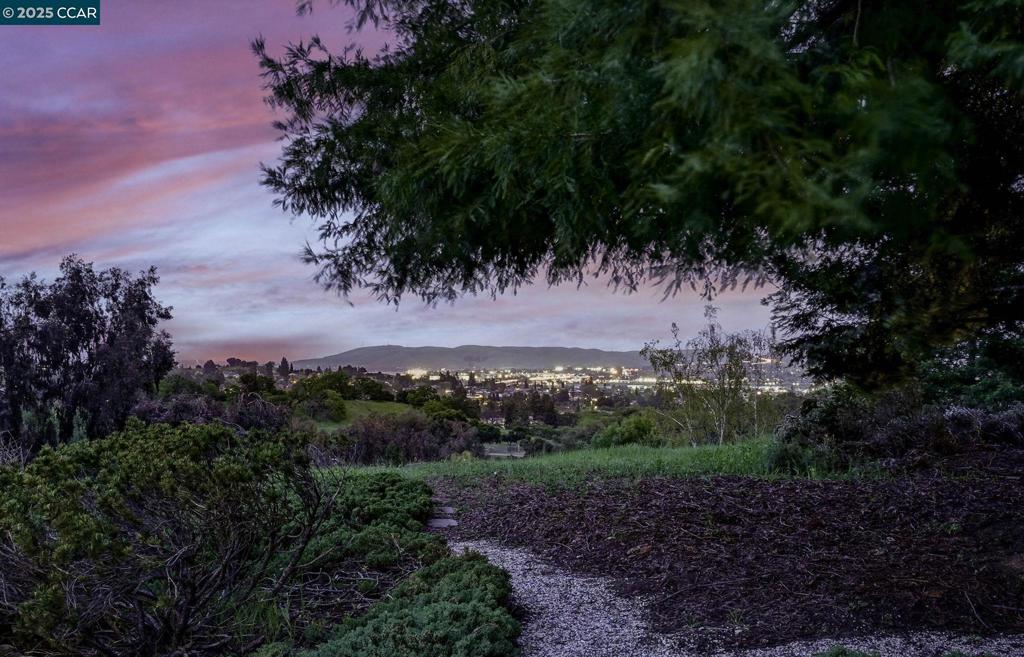 https://media.crmls.org/mediaz/04f0d82f-aa3d-4cd0-b3ad-4417ede7d2ac.jpg?preset=X-Large