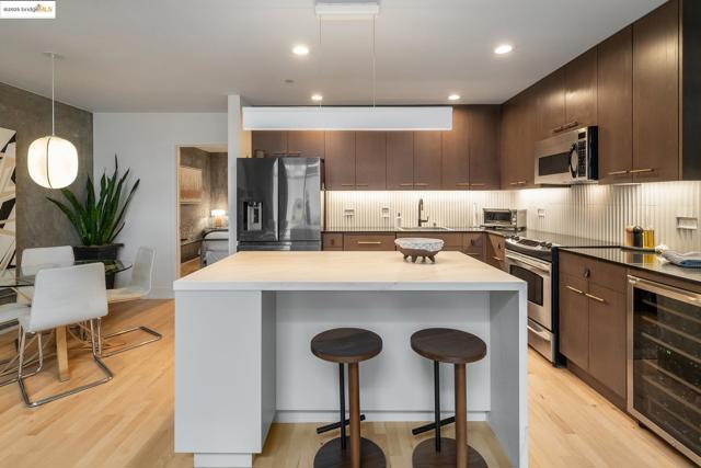 Image 10 of 59 For 311 Oak St.  102