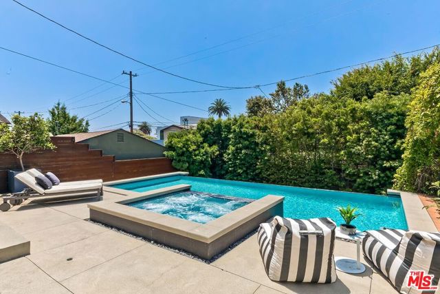 3571 Colonial Avenue, Los Angeles CA: https://media.crmls.org/mediaz/04f1f037-acea-4871-8b8b-d5725425b012.jpg