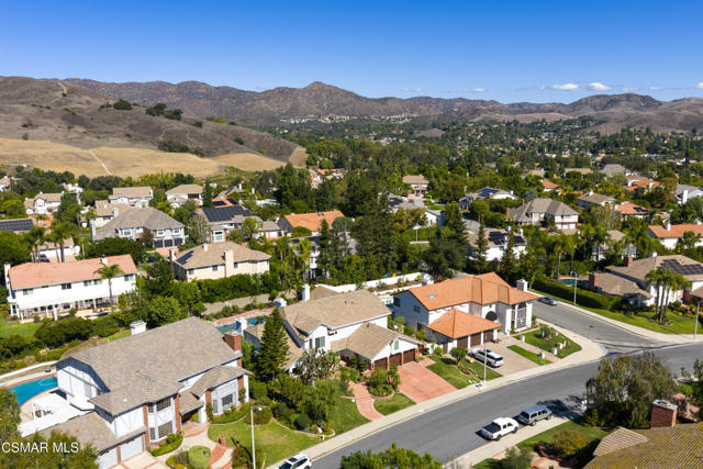29515 Weeping Willow Drive, Agoura Hills CA: https://media.crmls.org/mediaz/04f2125d-659c-4583-8e70-34fef7d6a63b.jpg