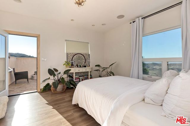 10827 Pacific View Drive, Malibu CA: https://media.crmls.org/mediaz/04f22db1-b060-44c4-9102-6f3da3de0921.jpg