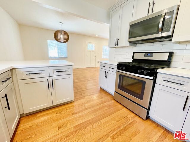 2908 Glenhurst Avenue, Los Angeles CA: https://media.crmls.org/mediaz/04f2579e-cc9b-4fc7-a376-16a78b6bb6c4.jpg
