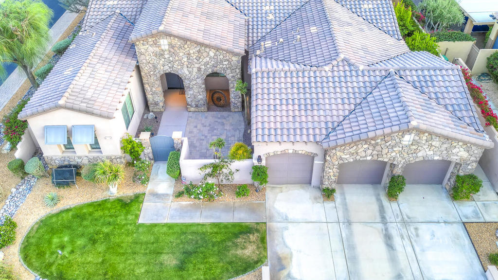 https://media.crmls.org/mediaz/04f2e082-a7b7-4a0e-a3fd-d43ba39e012d.jpg?preset=X-Large