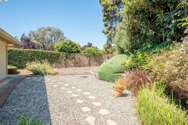 24757 Pear St, Hayward CA: https://media.crmls.org/mediaz/04f3140a-a510-4cb5-96f5-1bde38b05a48.jpg