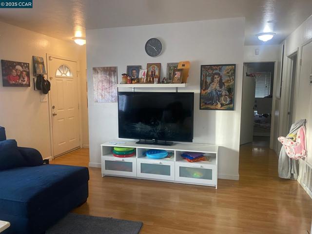 2081 Olivera Rd, Concord CA: https://media.crmls.org/mediaz/04f35851-659e-4e7e-9aae-1963ccd7c947.jpg
