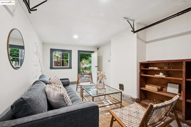 919 Mckinley Ave, Oakland CA: https://media.crmls.org/mediaz/04f369e4-6fa4-452f-b0b0-91c7d7e93a0e.jpg