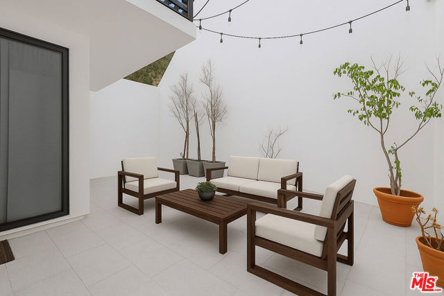 2646 Rinconia Drive, Los Angeles CA: https://media.crmls.org/mediaz/04f43eae-bdbc-4d9d-8696-d4166f00a572.jpg