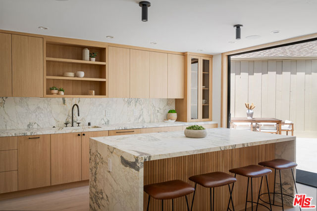 3977 Oeste Avenue, Studio City CA: https://media.crmls.org/mediaz/04f4a4d3-eaad-4a33-a4b4-763f7968e623.jpg