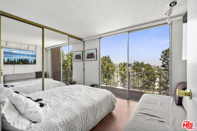 100 S Doheny Drive, Los Angeles CA: https://media.crmls.org/mediaz/04f650e7-25f2-4a7d-a957-309241b87a76.jpg