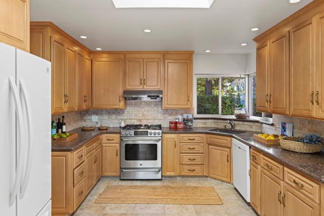 847 Ocean View Boulevard, Pacific Grove CA: https://media.crmls.org/mediaz/04f655da-450e-49be-b009-9a44acd6addc.jpg