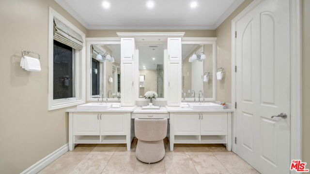 1447 San Ysidro Drive, Beverly Hills CA: https://media.crmls.org/mediaz/04f699d4-7fe3-4a0e-8d34-819c410f07ff.jpg