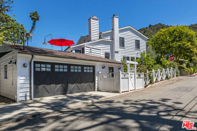 2205 Beverly Glen Place, Los Angeles CA: https://media.crmls.org/mediaz/04f78fef-a09c-4be9-b083-6e76147f39f8.jpg
