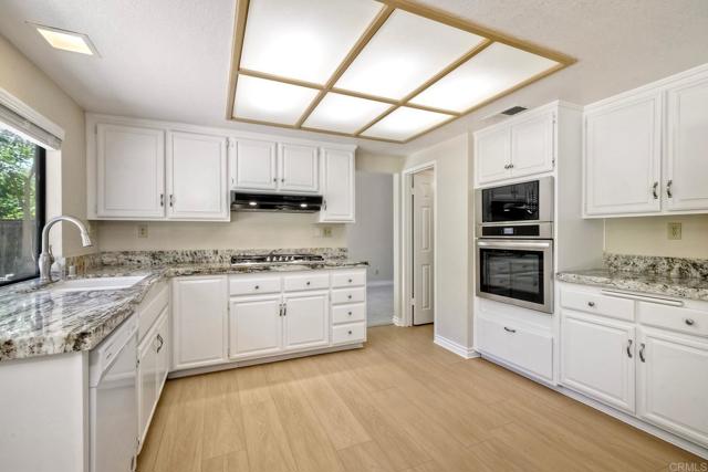 3533 Sitio Baya, Carlsbad CA: https://media.crmls.org/mediaz/04f7e18a-0f88-479c-8b28-e9bb55169f83.jpg